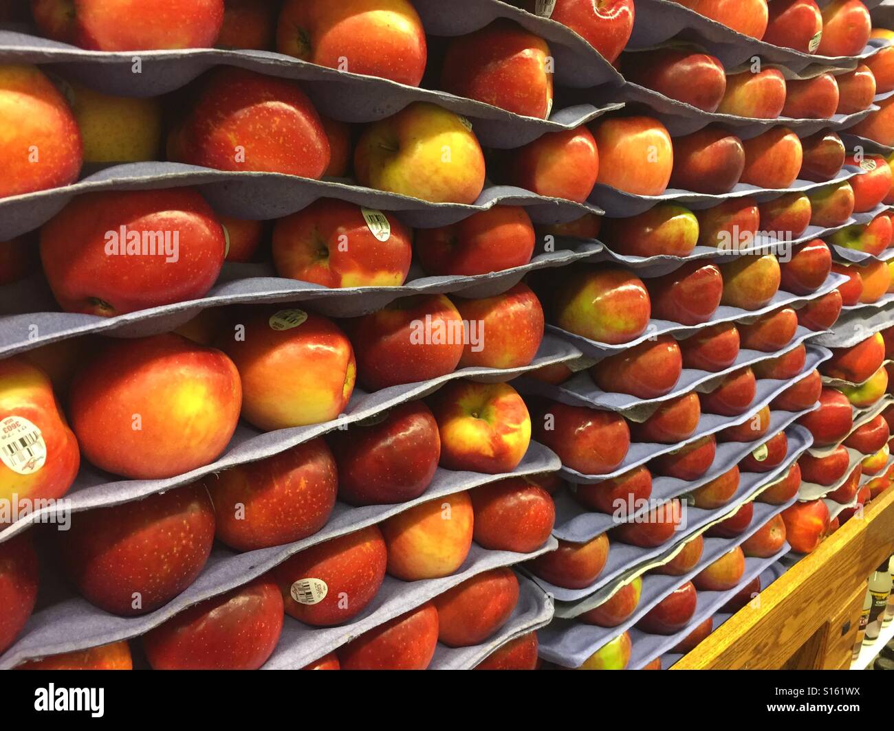 Äpfel in den Supermarkt-Regalen gestapelt - Smartphone-aufgenommenes Stockfoto