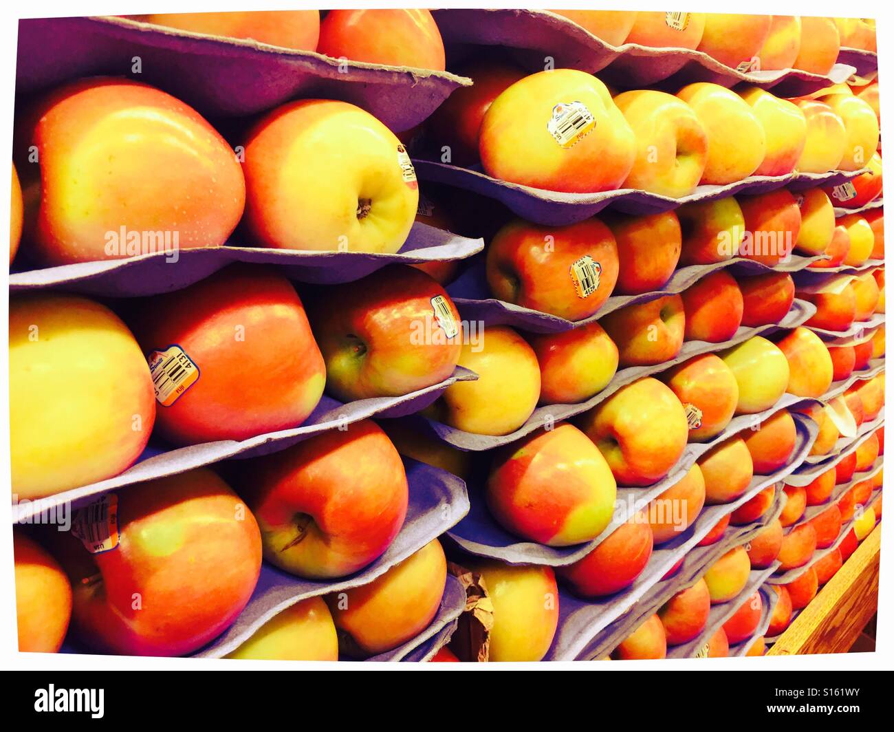Äpfel in den Supermarkt-Regalen gestapelt - Smartphone-aufgenommenes Stockfoto