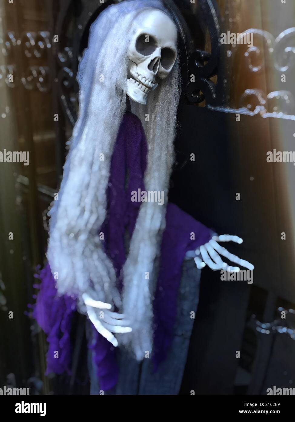 Halloween Display schmiedeeisernes Tor - Smartphone-aufgenommenes Stockfoto