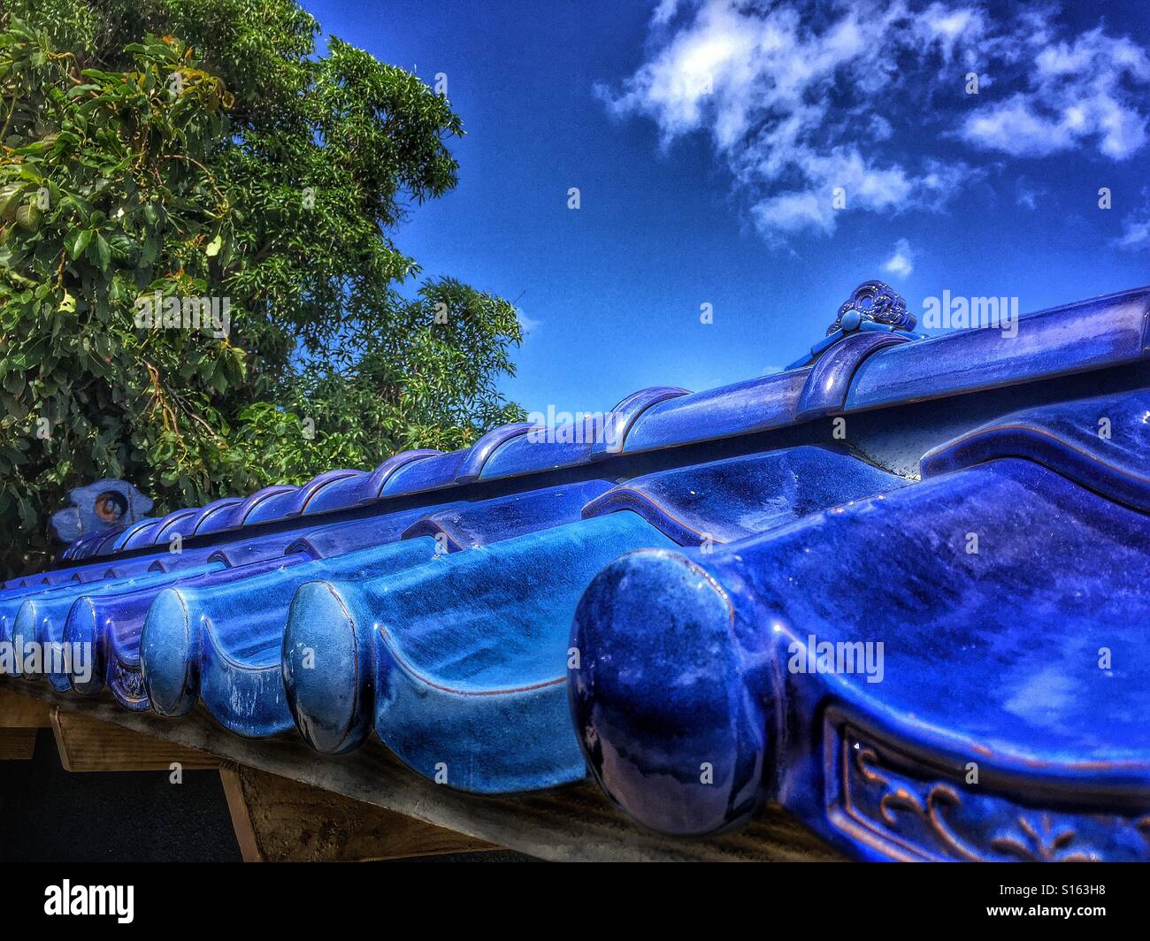 Blaue Ziegel-Dach Stockfoto