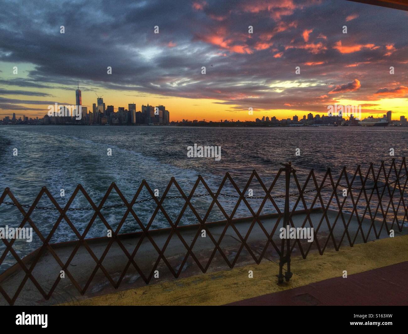 Manhattan Sonnenaufgang von der Staten Island Fähre, New York, Vereinigte Staaten von Amerika. - Smartphone-aufgenommenes Stockfoto
