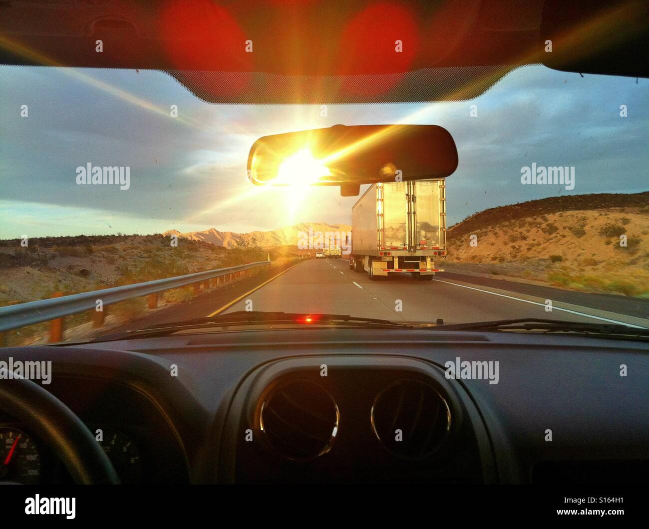 Reisen auf der Autobahn mit den Sonnenuntergang Stockfoto