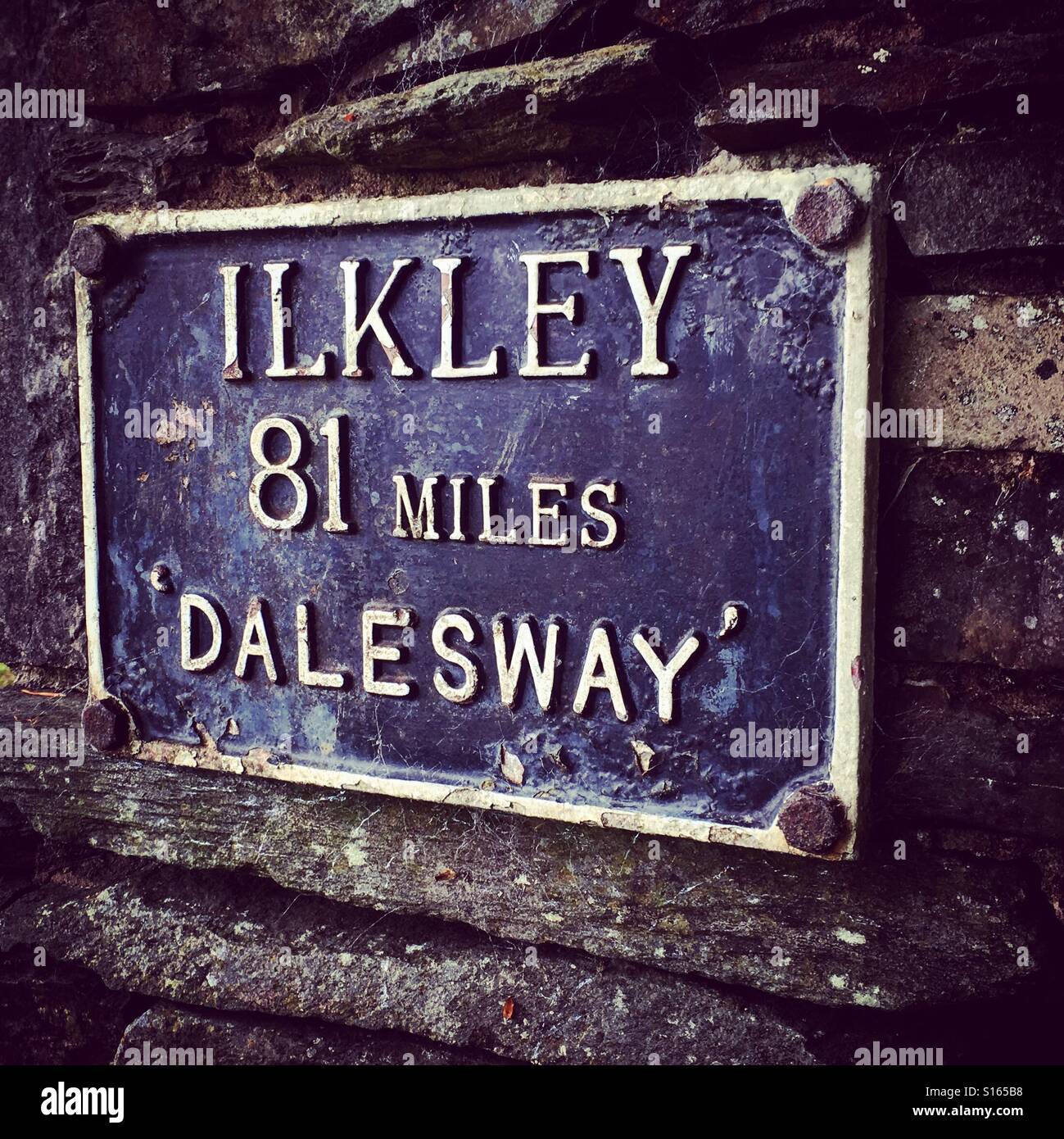 Dalesway Schild am Bowness markieren das Ende oder Anfang der lange Strecken zu Fuß. Stockfoto