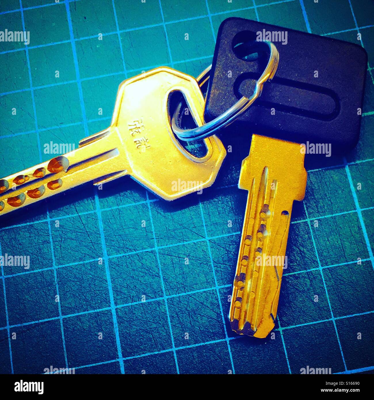 Schlüsseldetails im Nahaufnahme einer Tür eines Hauses oder einer Wohnung, die von einem Schlüsseldienst zum Öffnen oder Schließen der Tür mitgebracht werden - Smartphone-aufgenommenes Stockfoto
