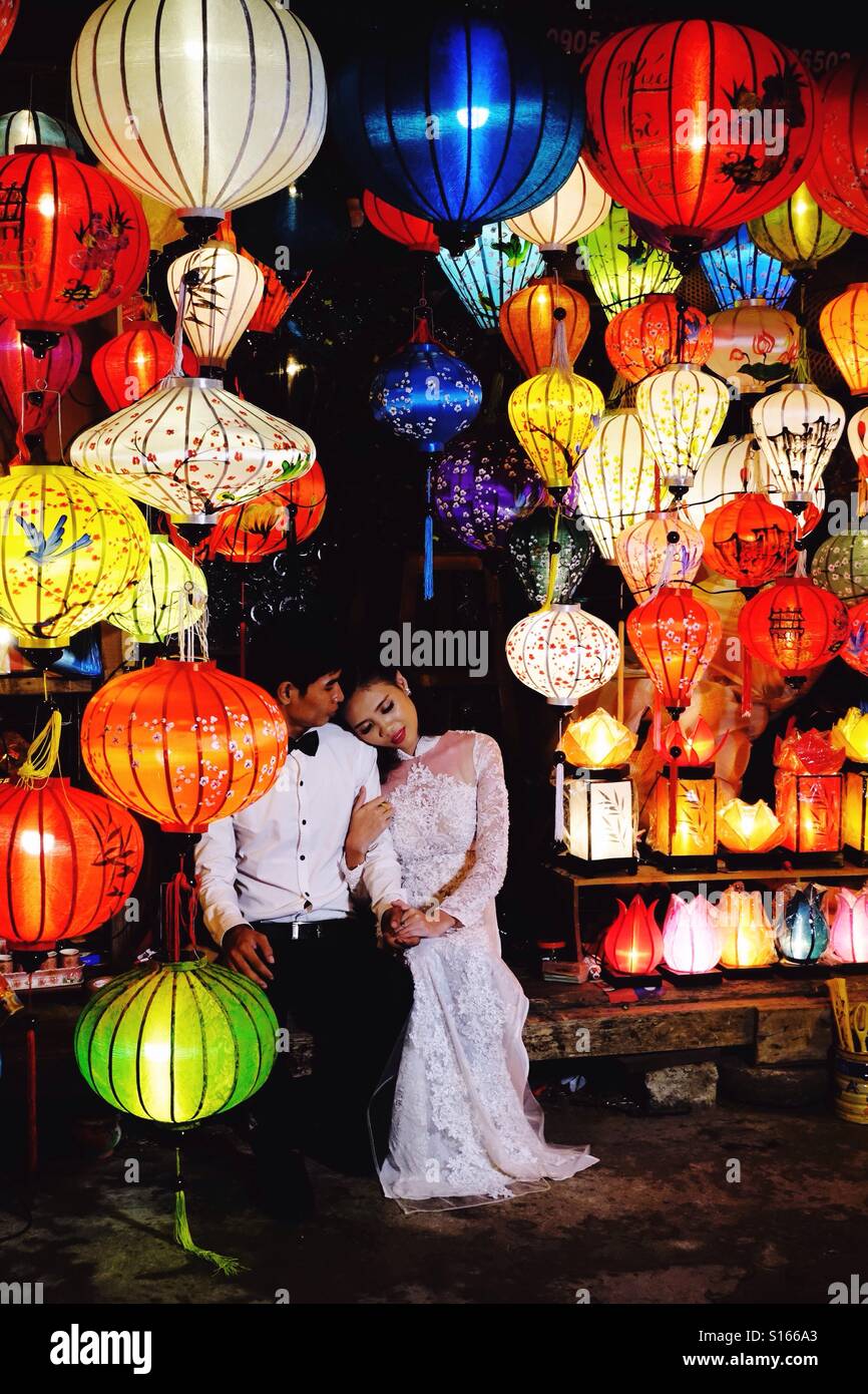 Das warme Licht der Laternen in Hoi An, Vietnam schafft die perfekte Kulisse für ein paar Hochzeit zu schießen. Stockfoto