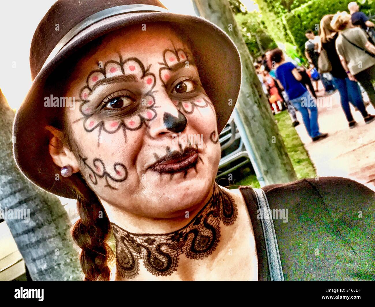 Bemalte Gesicht Halloween-Kostüm - Smartphone-aufgenommenes Stockfoto