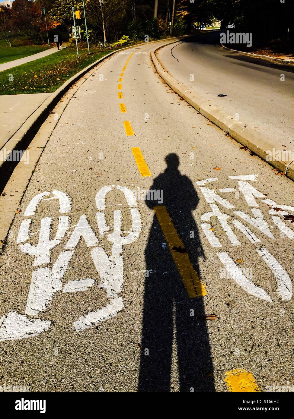 Fußgänger- und zwei-Wege-Radweg Stockfoto