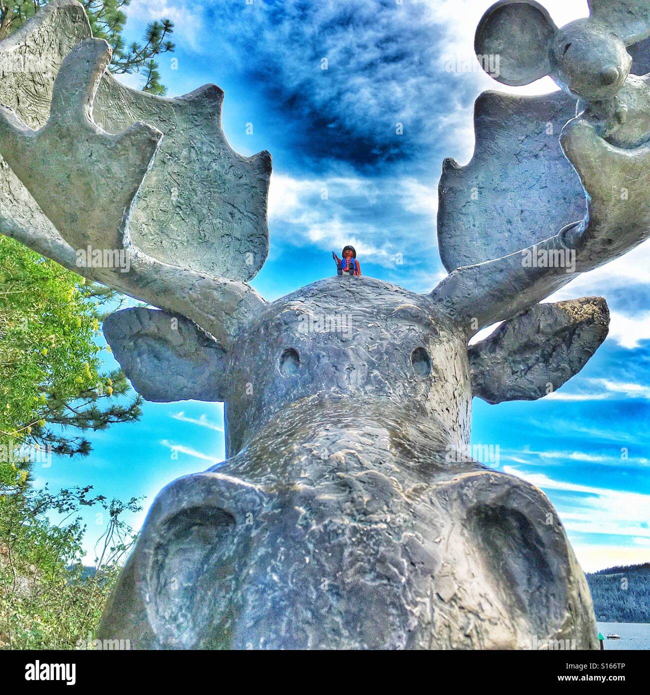 Riesige Elch Kopf mit Kunststoff-Mann saß auf seinem Kopf - Smartphone-aufgenommenes Stockfoto