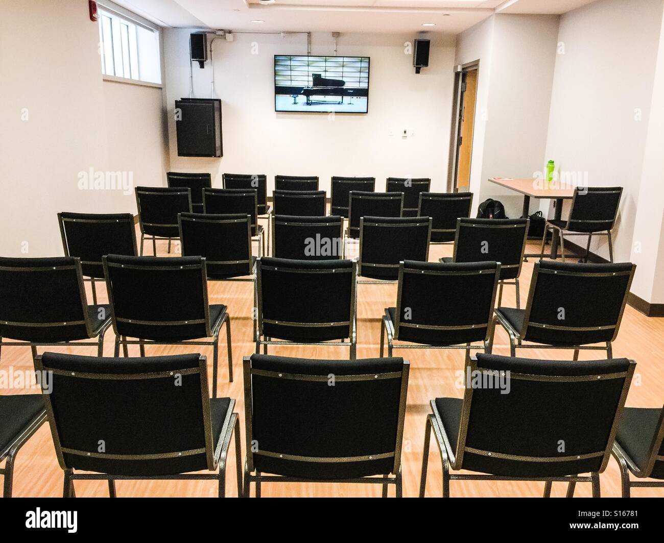 Leerer Raum mit Stühlen, moderner audiovisueller Ausstattung. Perfekt für überlaufes Publikum oder kleine Gruppen. Moderne Einrichtung. Ontario, Kanada. Stockfoto