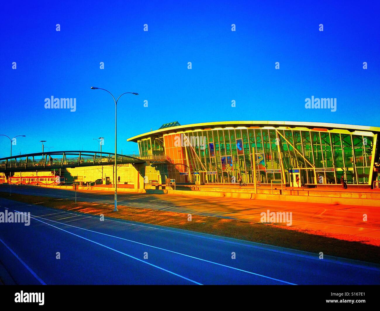 Light-Rail Transitstation und Fußgängerbrücke entlang Crowchild Trail, Calgary, Alberta, Kanada Stockfoto