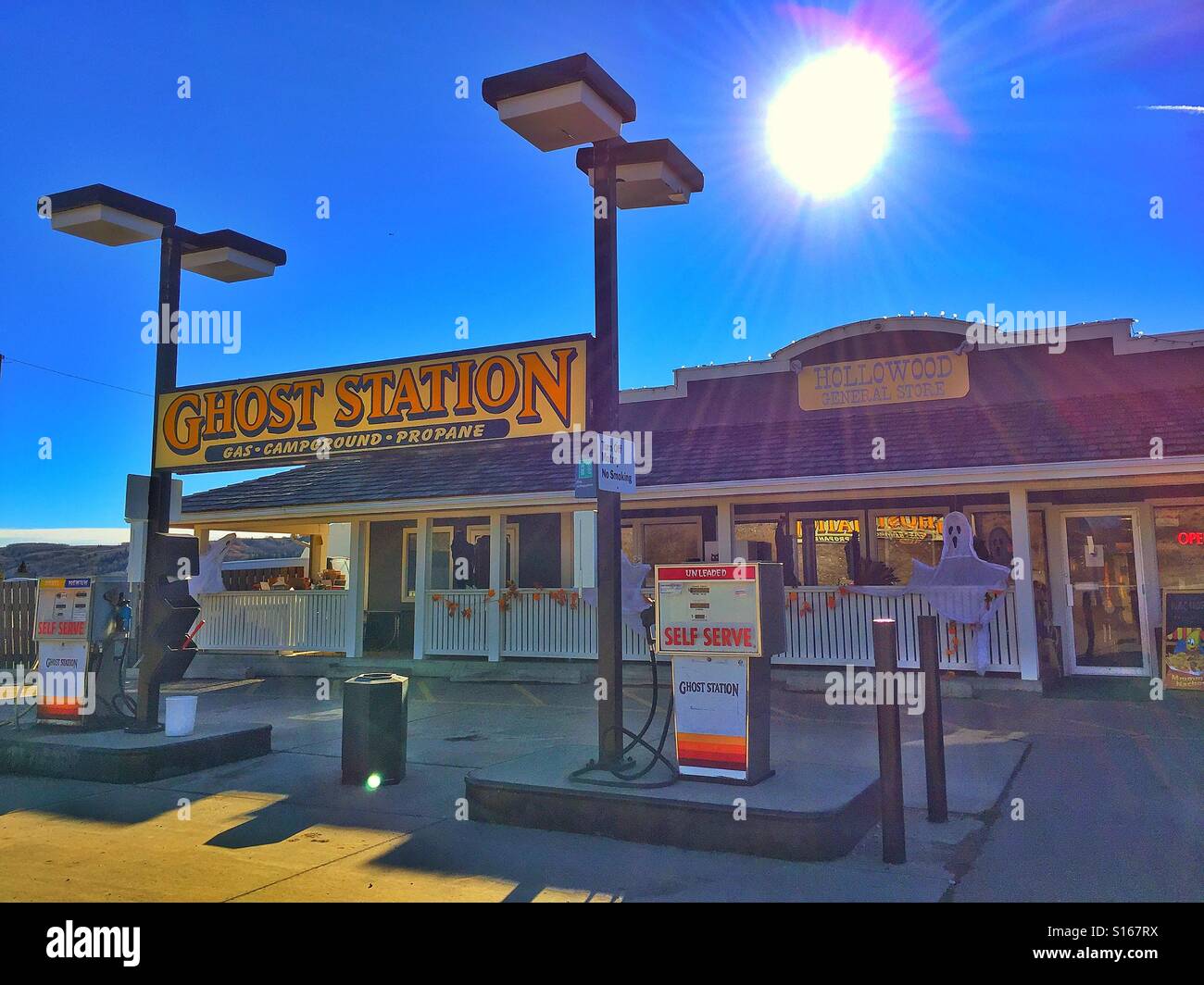 Land-Service-Station mit strahlender Sonne und Sonnenstrahlen Stockfoto