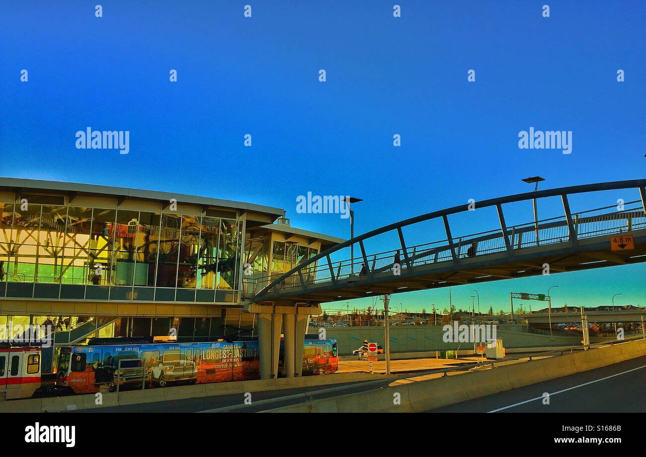 Light-Rail Transit System Station und Fußgänger Überführung Calgary, Alberta, Kanada - Smartphone-aufgenommenes Stockfoto