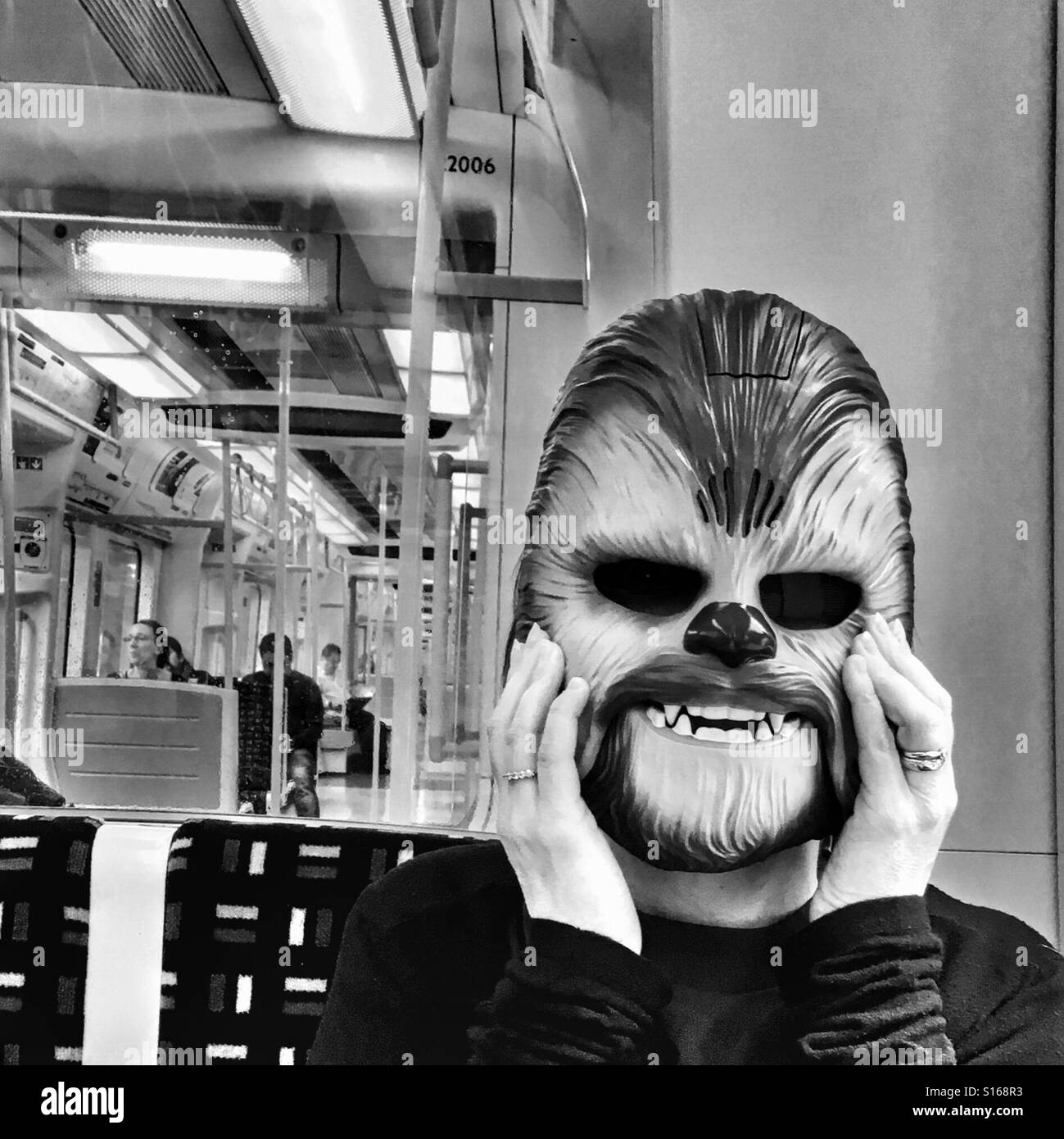 Chewbacca in einem Zug - Smartphone-aufgenommenes Stockfoto