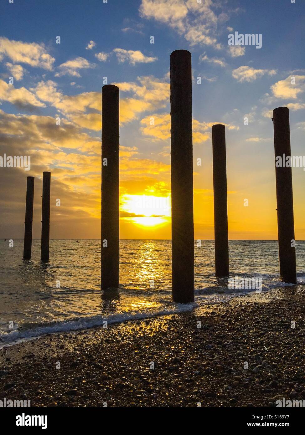 Sonnenuntergang über Pier West, Brighton, Sussex UK Stockfoto