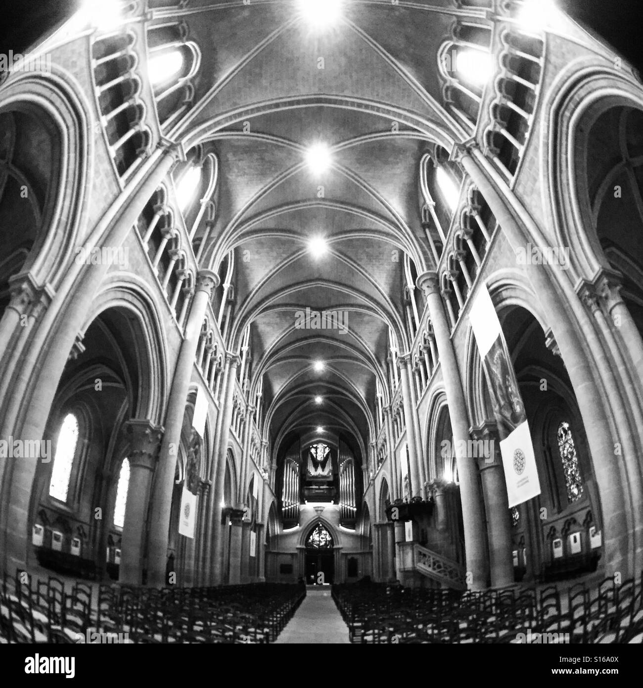 Im Inneren der Kathedrale nach oben auf die beeindruckende Architektur Stockfoto