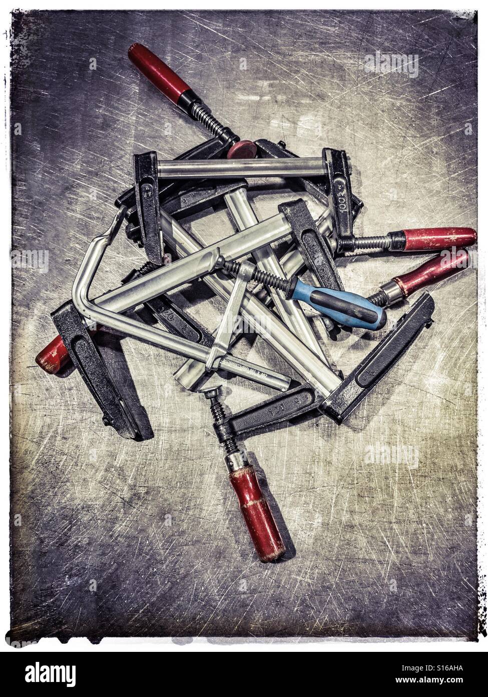 Viele Schraubzwingen nebeneinander - Smartphone-aufgenommenes Stockfoto