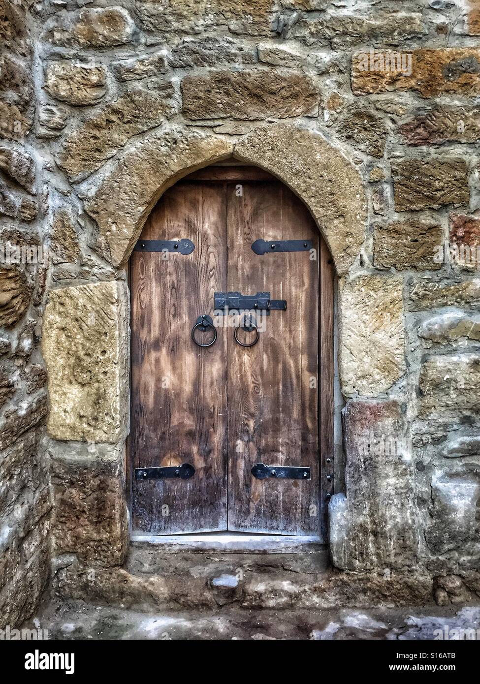 Holztüren in die Steinwand - Smartphone-aufgenommenes Stockfoto