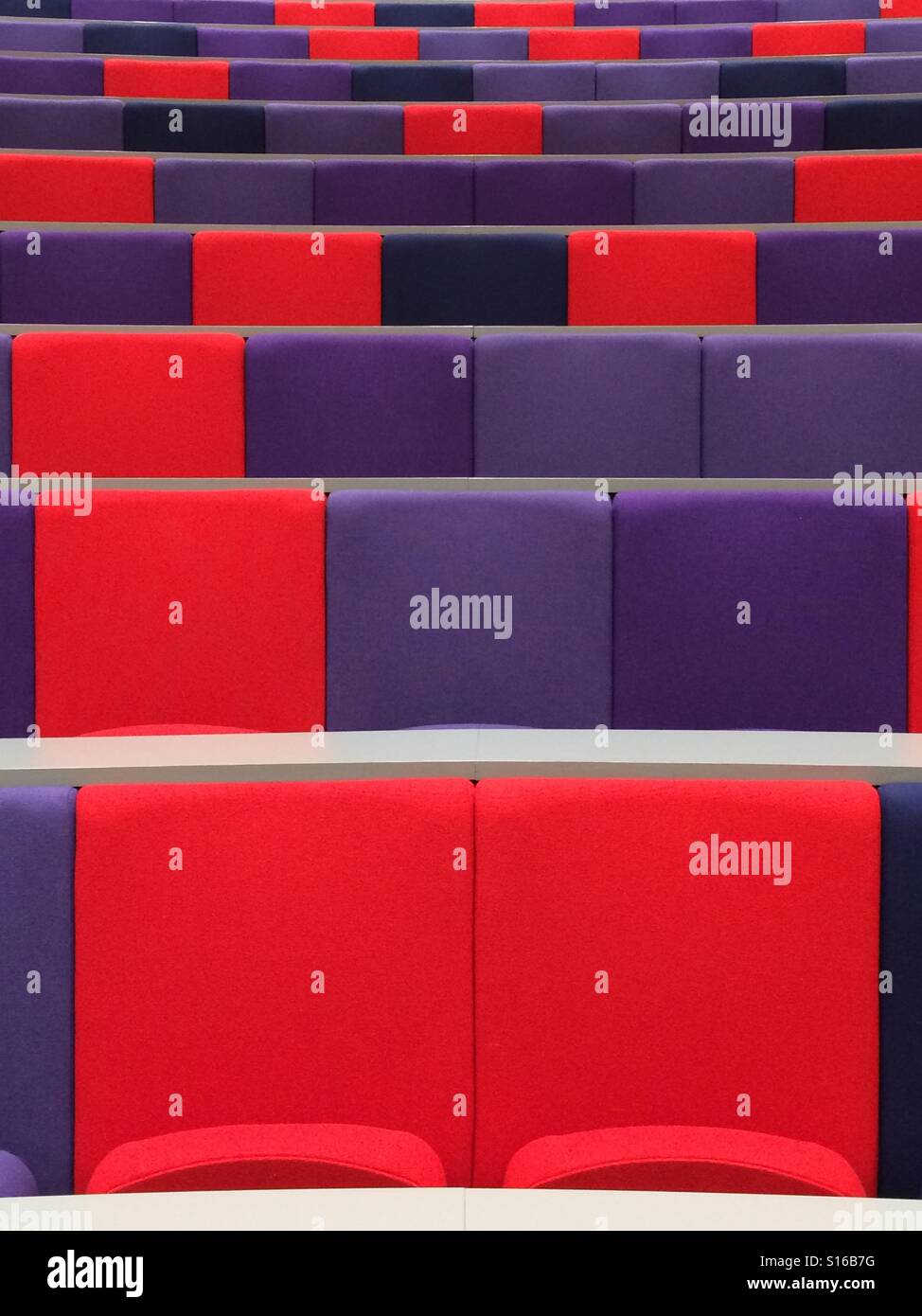 Rote und violette Sitzreihen Stockfoto