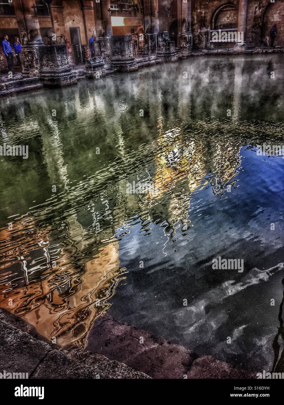 Dampf steigt und Reflexionen, die römischen Bäder, Bath, England - Smartphone-aufgenommenes Stockfoto