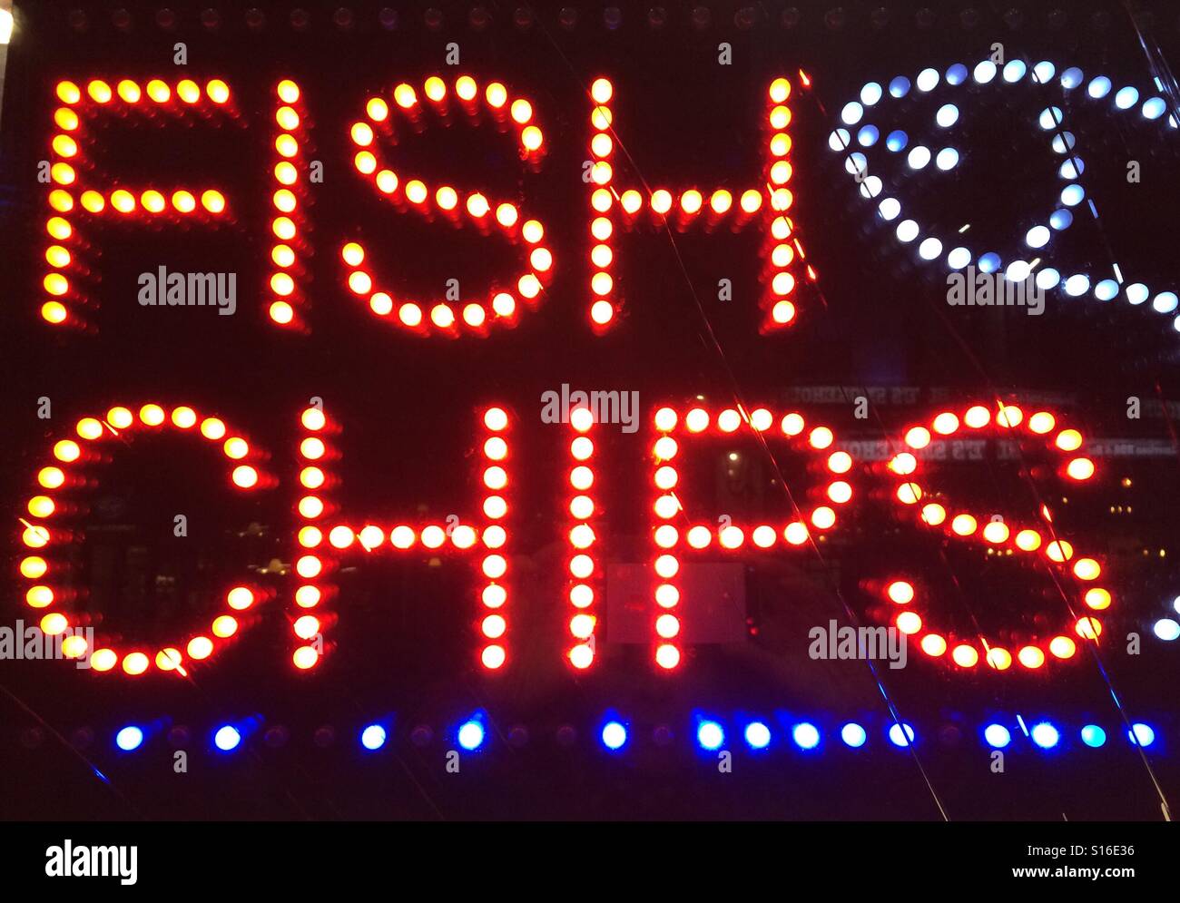 Fish &amp; Chips-Leuchtreklame - Smartphone-aufgenommenes Stockfoto
