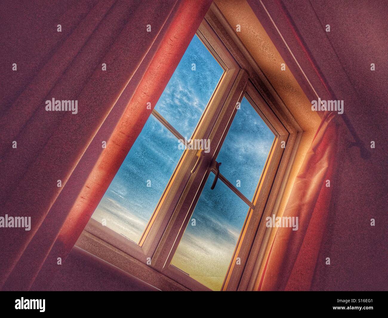 Blauer Himmel durch geschlossene Fenster, am frühen Morgen. Stockfoto