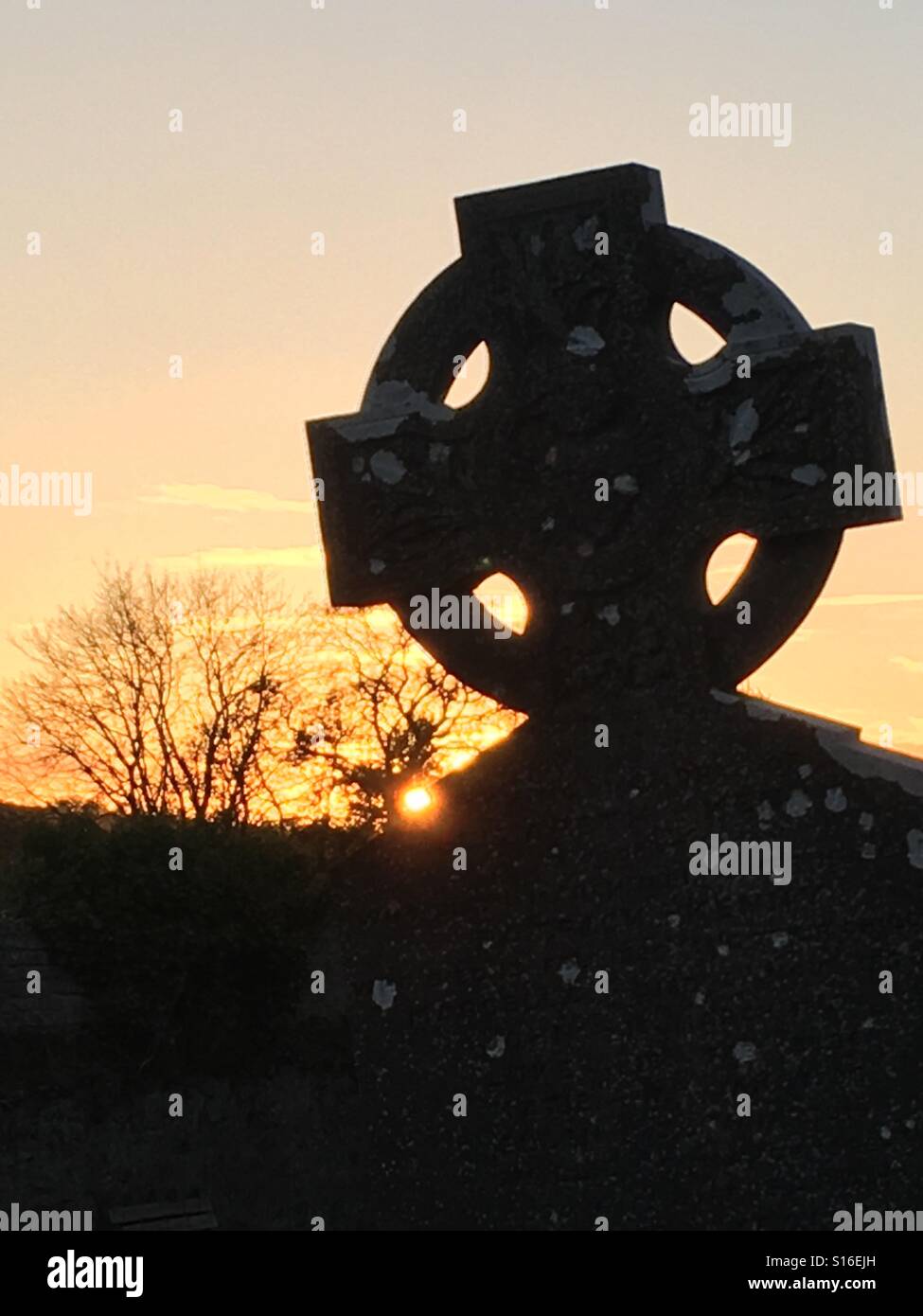 Irischen Friedhof bei Sonnenuntergang Stockfoto