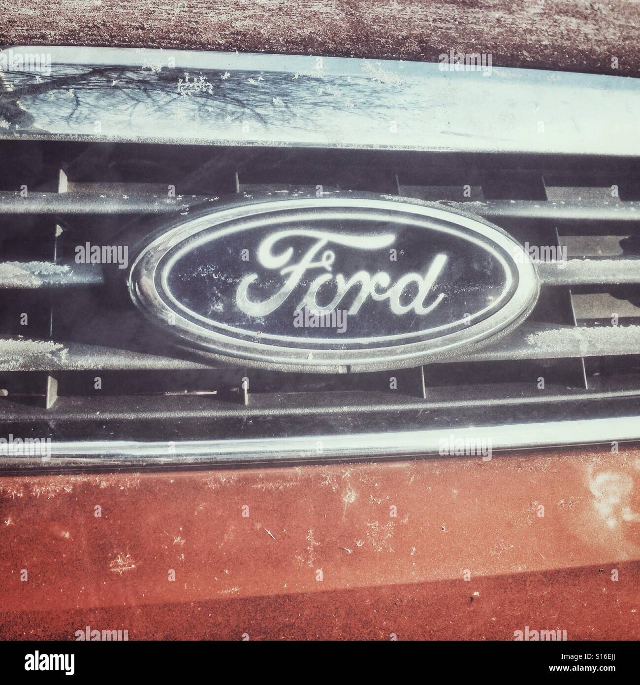Ford-Markenlogo auf einen Auto-Kühlergrill - Smartphone-aufgenommenes Stockfoto