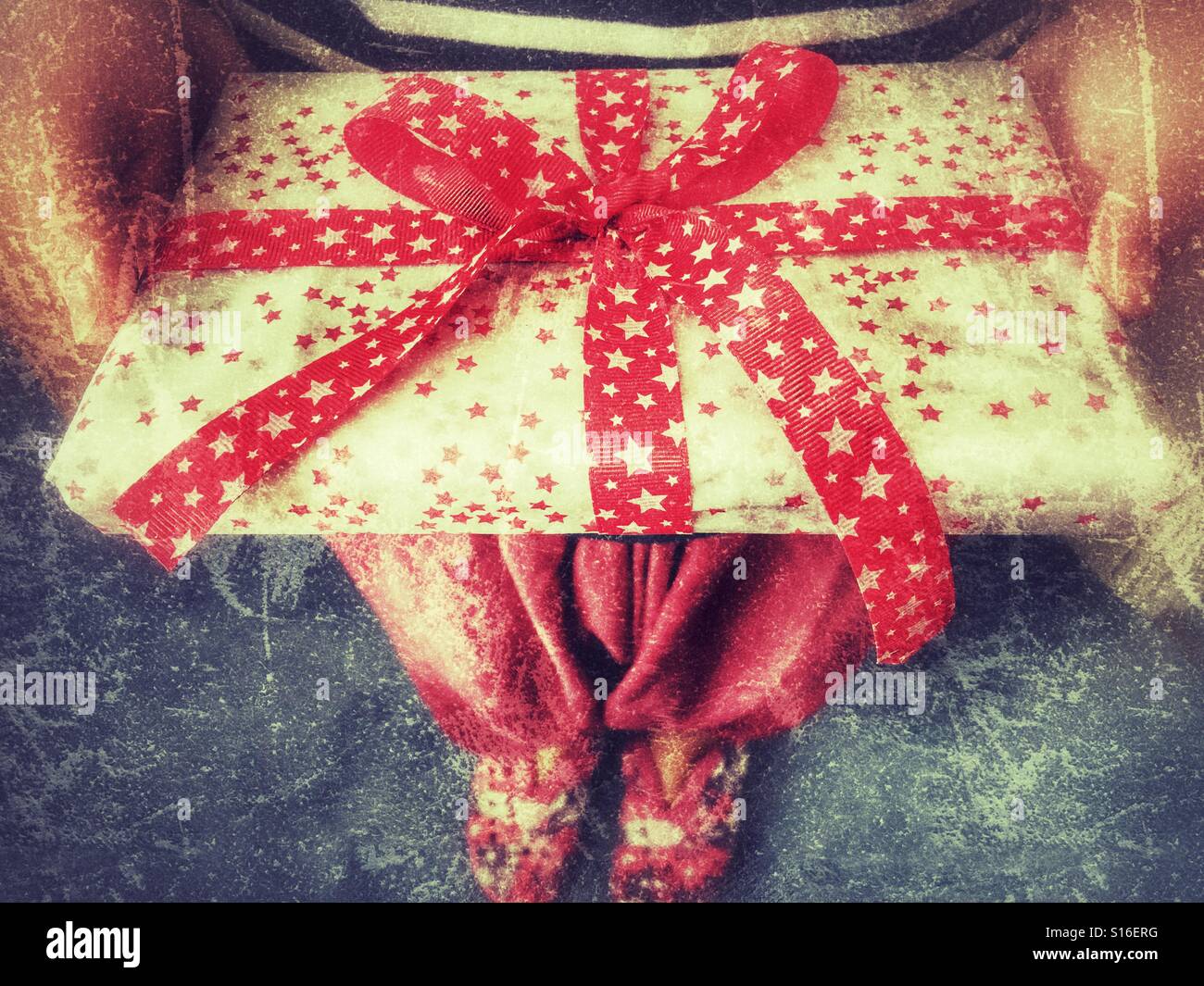 Halten Sie ein schön verpackte Geschenk - Smartphone-aufgenommenes Stockfoto