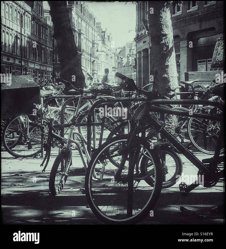 Fahrräder auf einer Londoner Straße Stockfoto