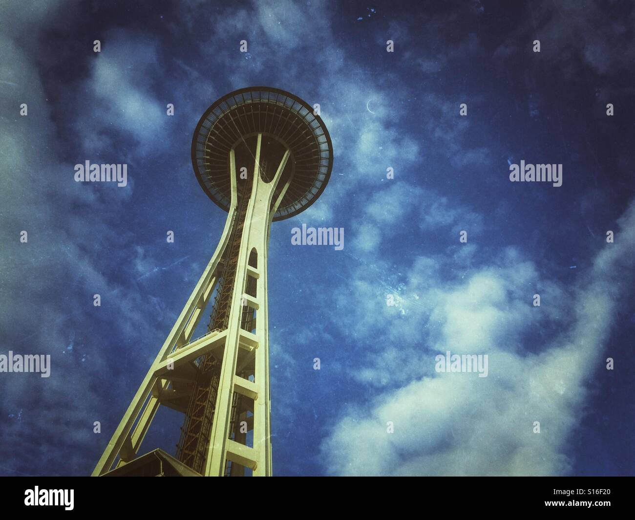 Space Needle Aussichtsturm in Seattle auf Hintergrund aus blauem Himmel und weißen Wolken Stockfoto