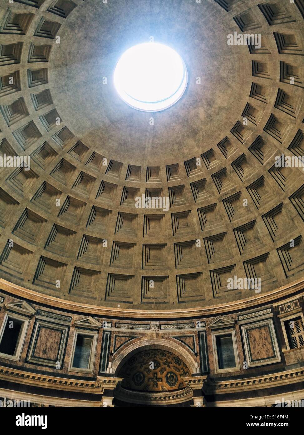 Lichtstrahl, der aus dem Oculus in der Kuppel des Pantheon ...