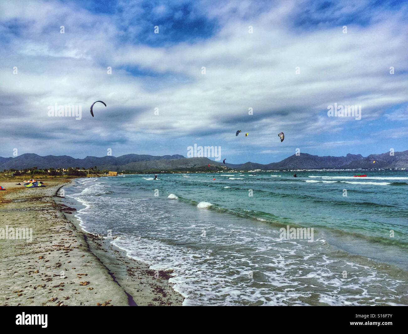 Kitesurfing Pollença Mallorca-Mallorca-Spanien - Smartphone-aufgenommenes Stockfoto