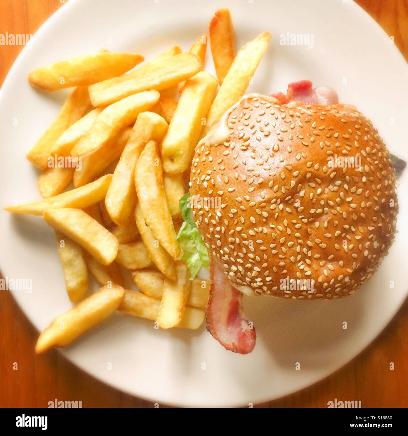 Knusprigem Speck-Beef-burger - Smartphone-aufgenommenes Stockfoto