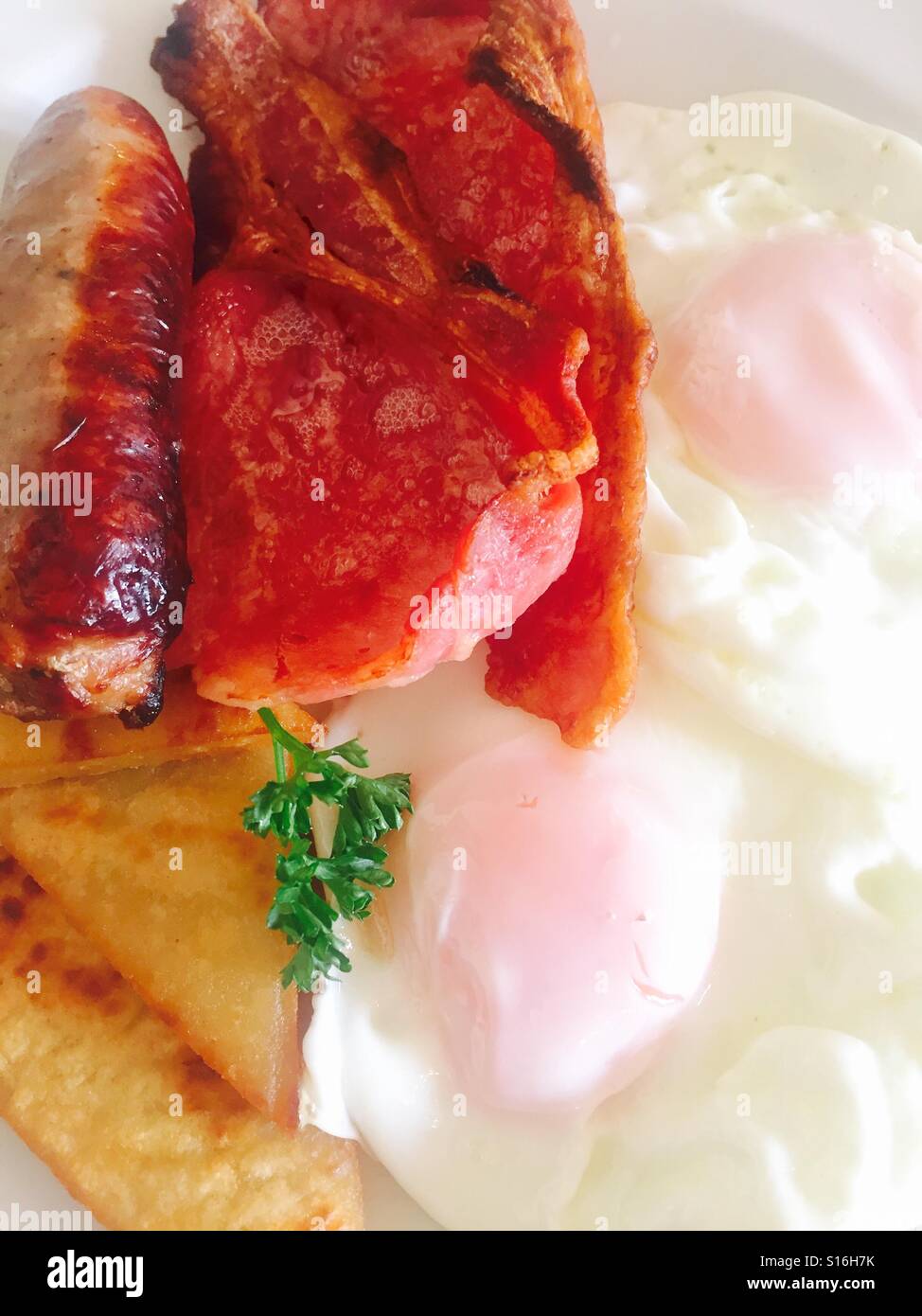Fried-Frühstück mit Speck, Eiern, Wurst und Kartoffeln Kuchen Stockfoto