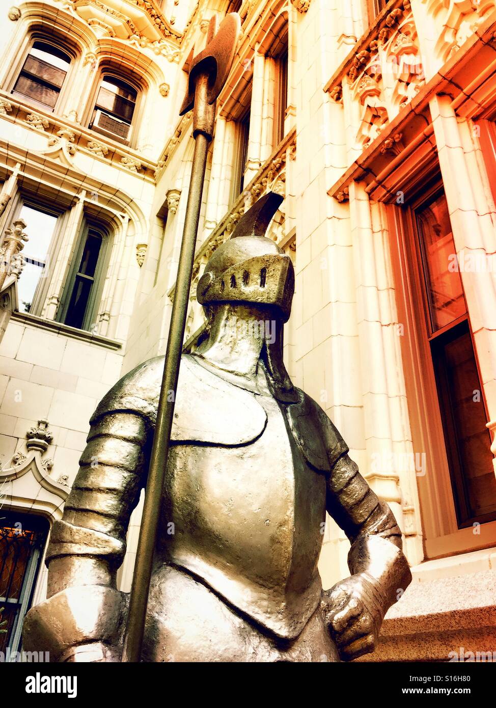 Shining armor -Fotos und -Bildmaterial in hoher Auflösung – Alamy