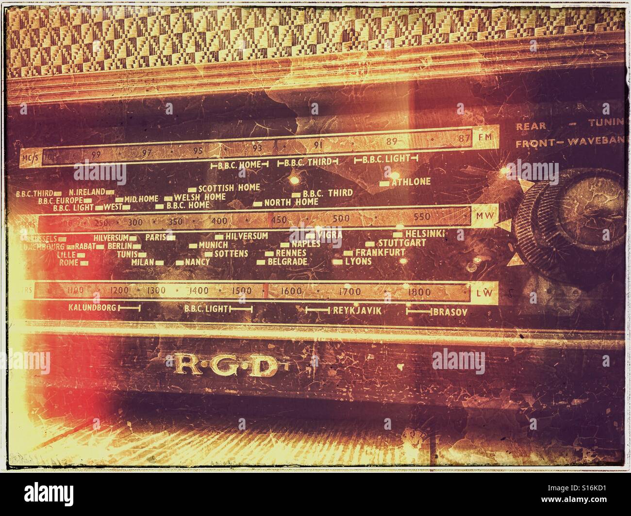 Ein altes Ventil R.G.D Radio mit Radio-Stationen auf der Frontplatte identifiziert. Das Bild emuliert einen alten Filmeffekt mit leicht beschlagen und Grunge Struktur. Bildnachweis - © COLIN HOSKINS. Stockfoto