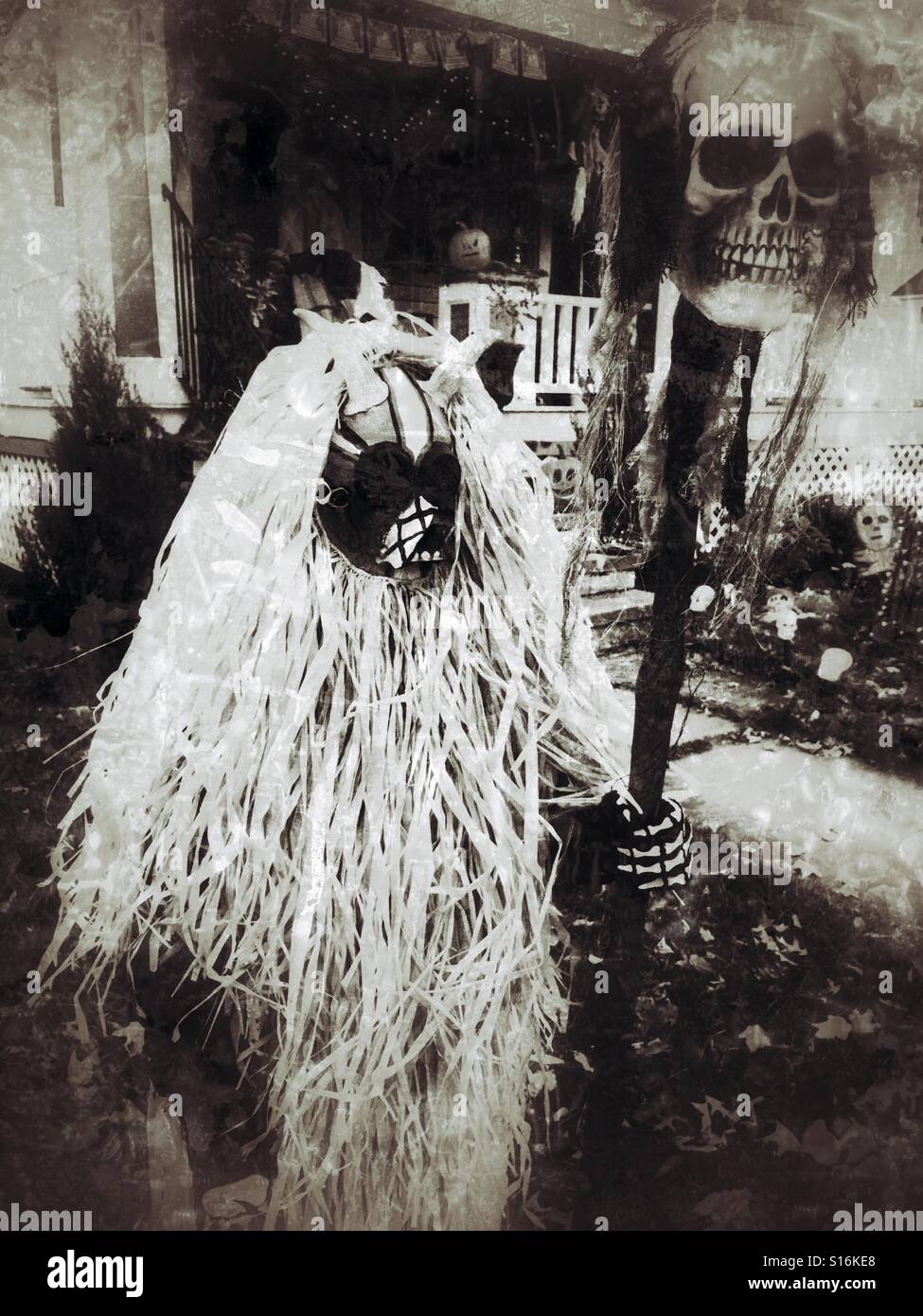 Junge in beängstigend Stammes-Halloween-Kostüm Stockfoto