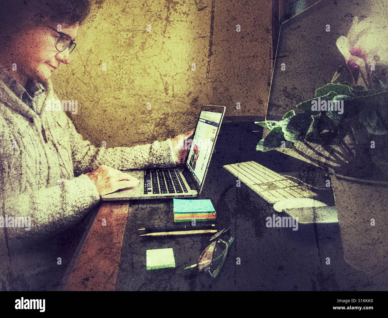 Frau auf laptop - Smartphone-aufgenommenes Stockfoto