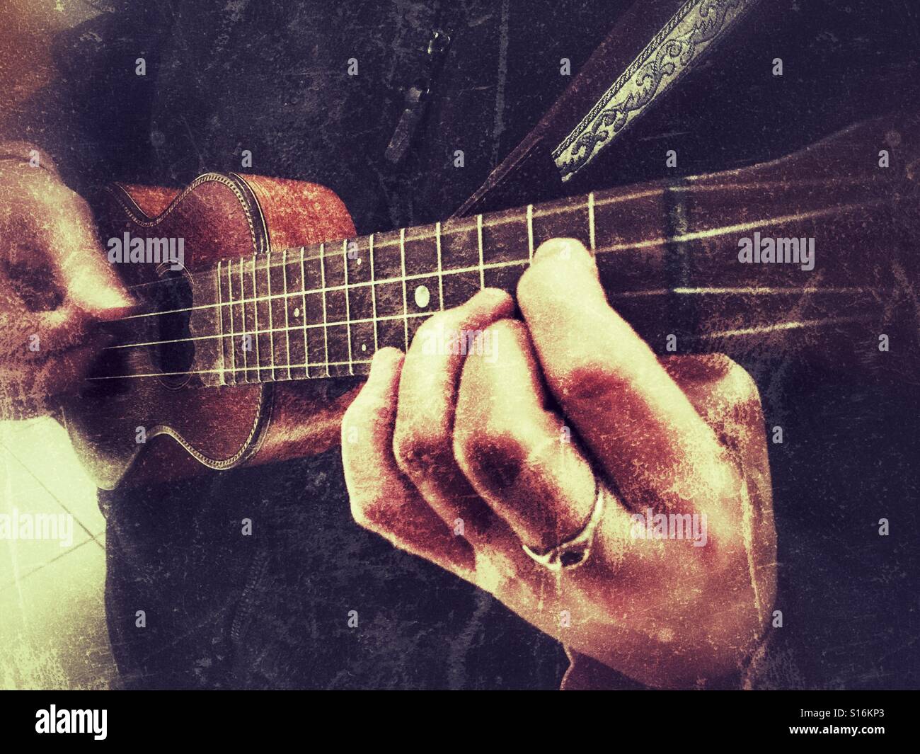 Frau spielt Ukulele, Nahaufnahme - Smartphone-aufgenommenes Stockfoto