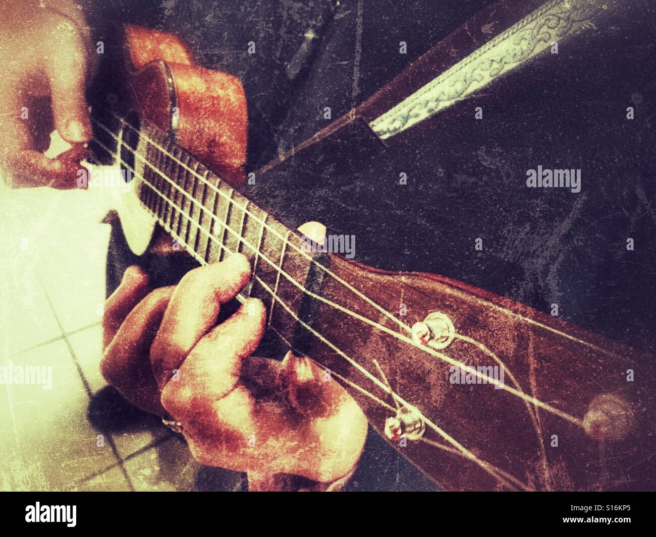 Frau spielt eine Sopran-ukulele - Smartphone-aufgenommenes Stockfoto