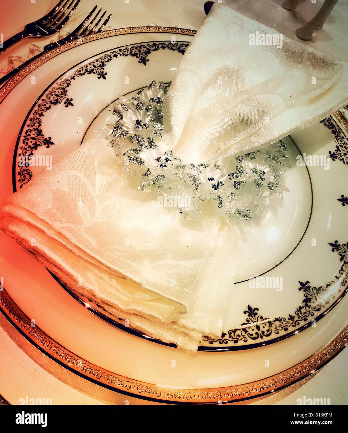 Nahaufnahme des formalen Ort Tischdekoration mit China und Serviette Ring. Stockfoto