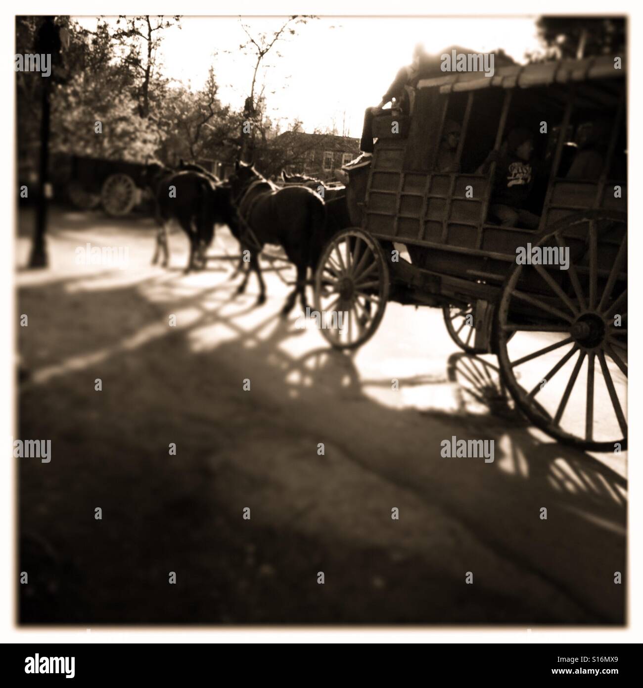 Postkutsche auf der Main Street zu Weihnachten. Columbia State Historic Park, Columbia, Tuolumne County, Kalifornien, USA - Smartphone-aufgenommenes Stockfoto