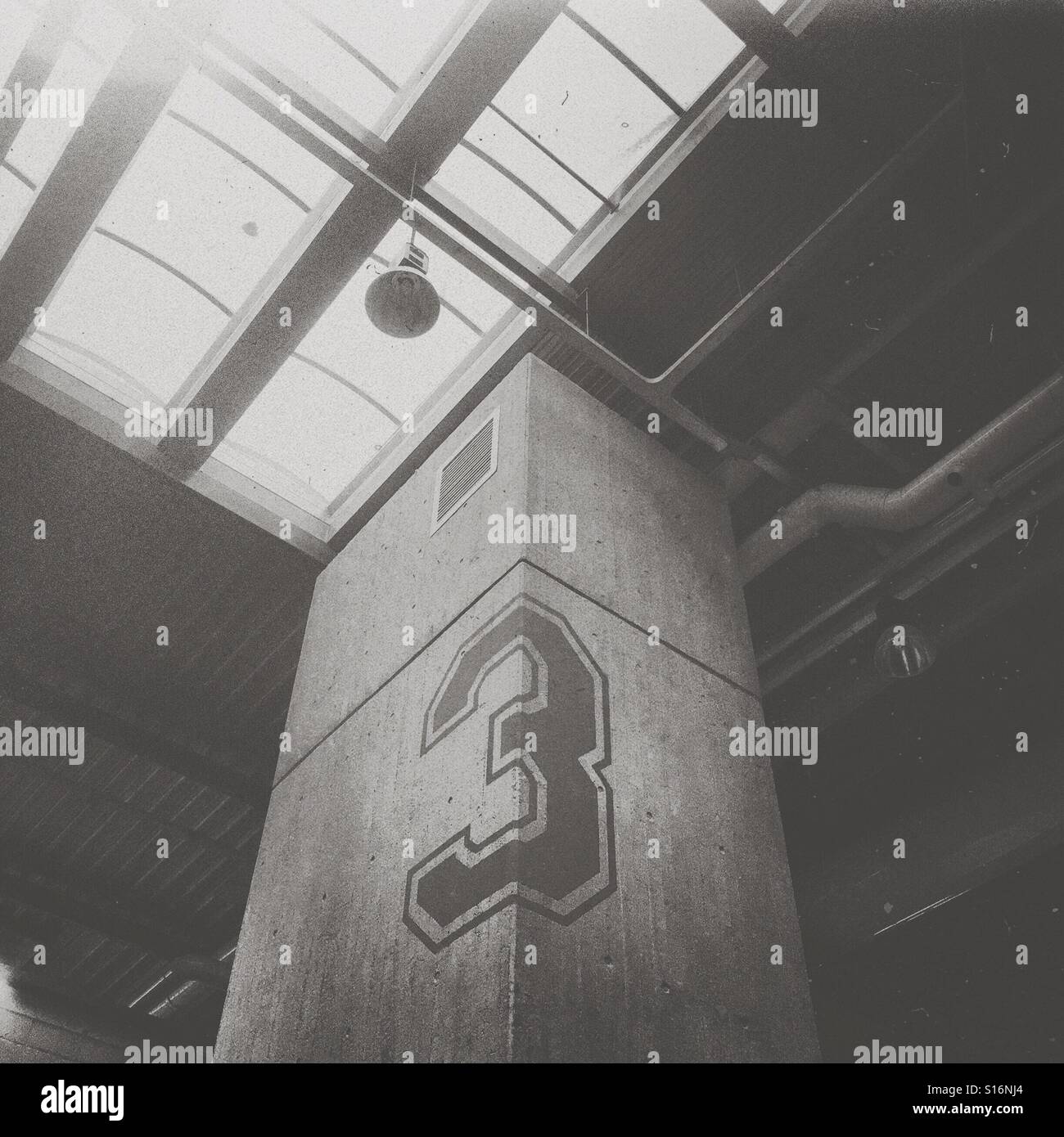 Nummer 3 Stock Zeichen in minimalistischen Gebäude Stockfoto