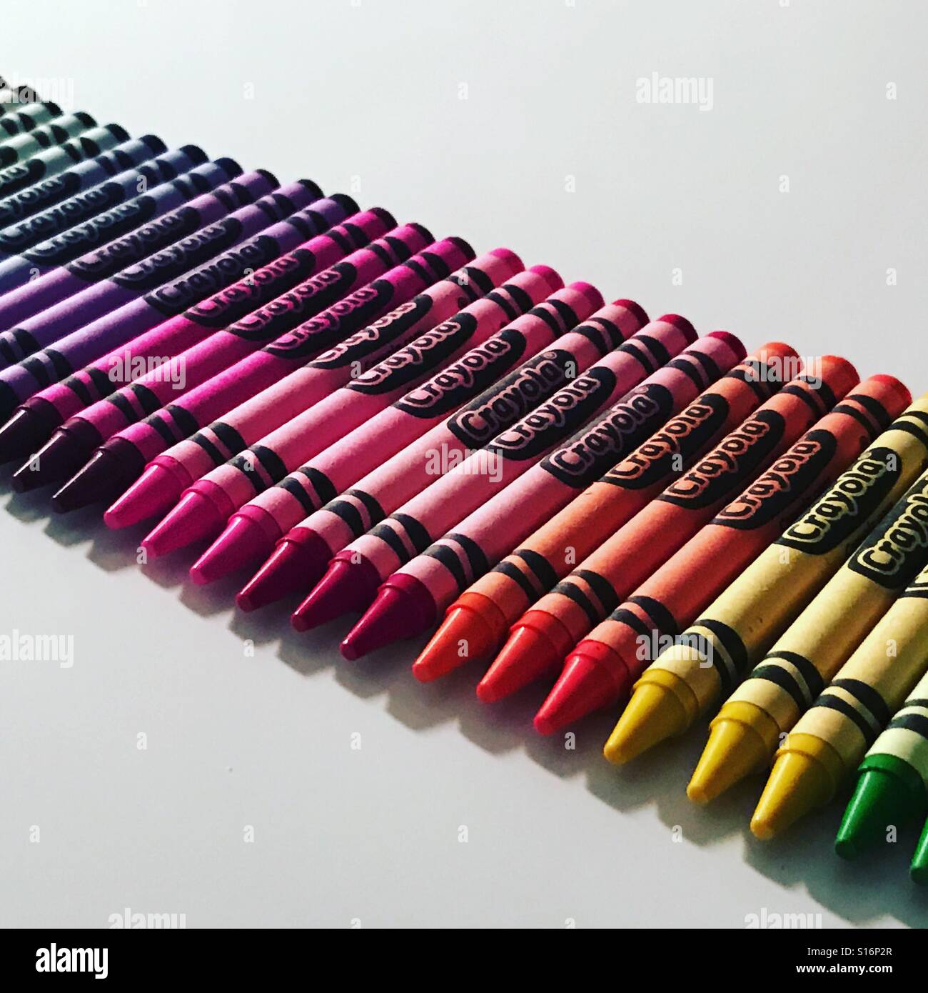 Vertikale Reihe von Farbverlauf mit Buntstiften. Perfekt in einer Zeile in  einem Regenbogen Farbenmuster gefüttert. Weißer Hintergrund, buntes Bild,  helle Farben, Farbverlauf mit Buntstiften Stockfotografie - Alamy