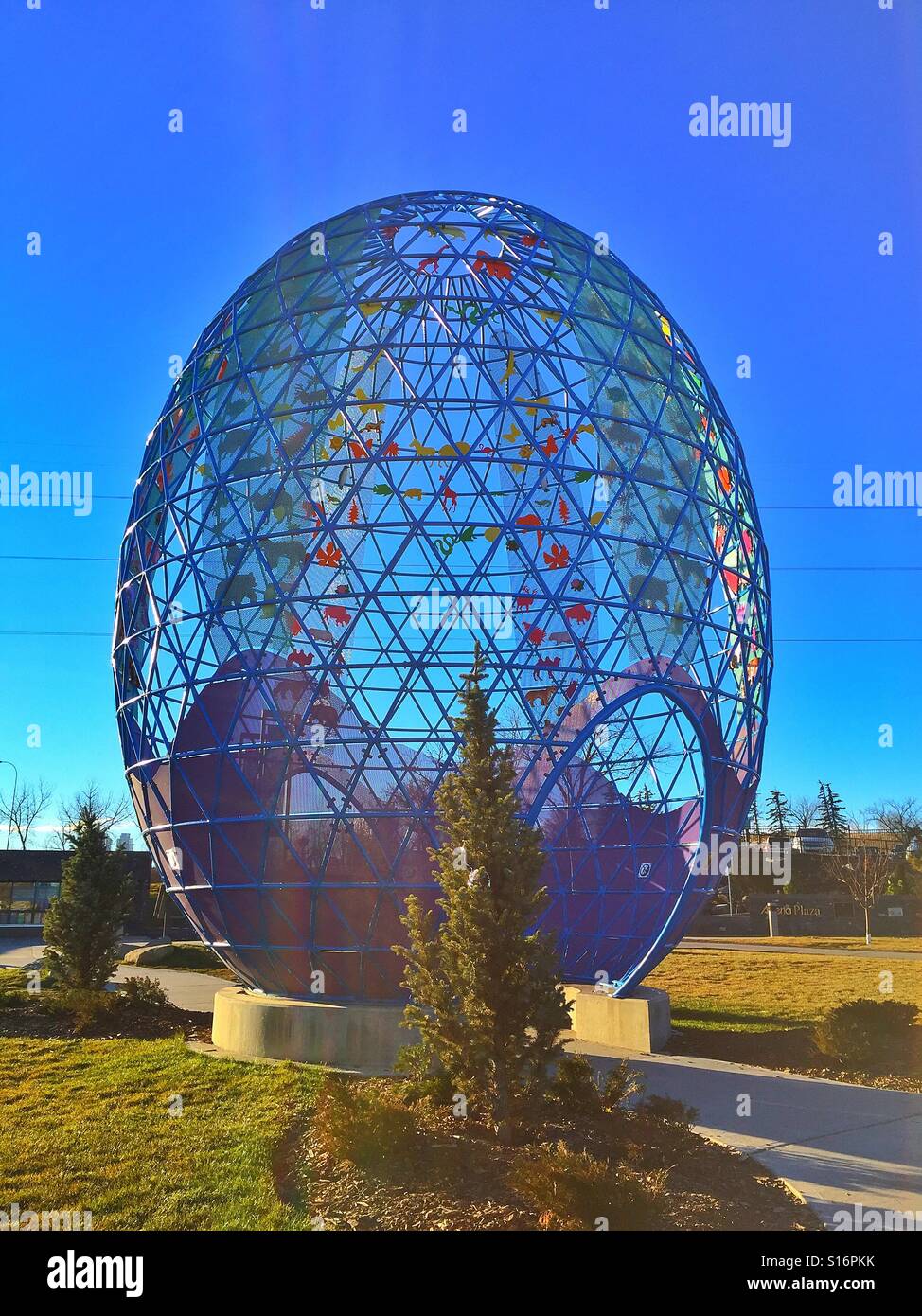 Die Skulptur mit dem Titel Ei – die Einheit der Vielfalt, Zoo von Calgary, Alberta - Smartphone-aufgenommenes Stockfoto