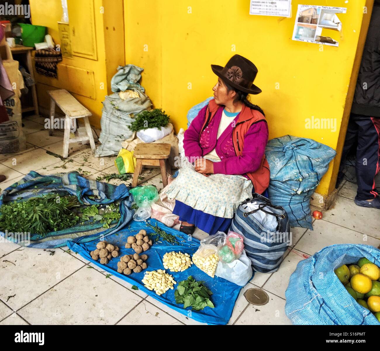 Peruanische Frau auf dem Markt Gemüse verkaufen - Smartphone-aufgenommenes Stockfoto