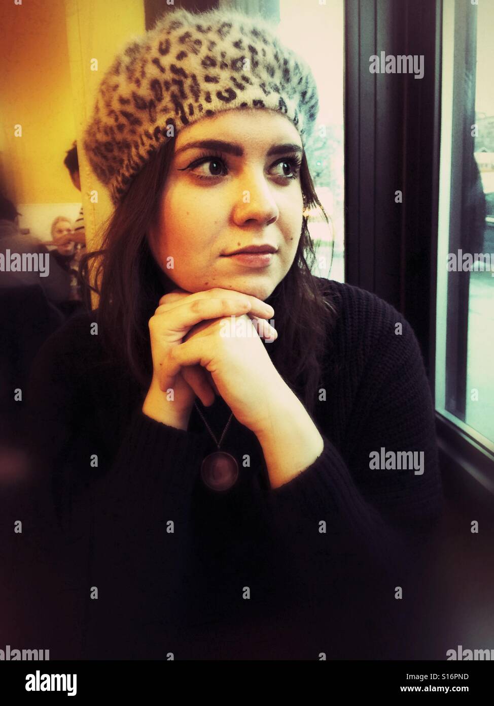 junge Frau tief in Gedanken im café Stockfoto