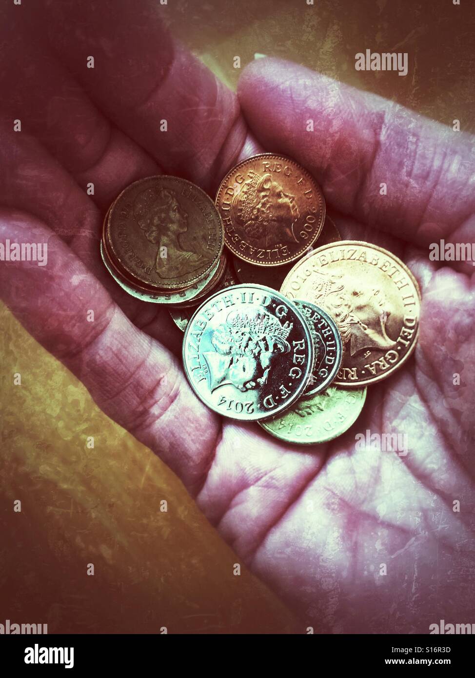 Britische englische Münzen in der Hand Nahaufnahme England Vereinigtes Königreich Großbritannien Großbritannien Großbritannien Großbritannien Großbritannien - Smartphone-aufgenommenes Stockfoto