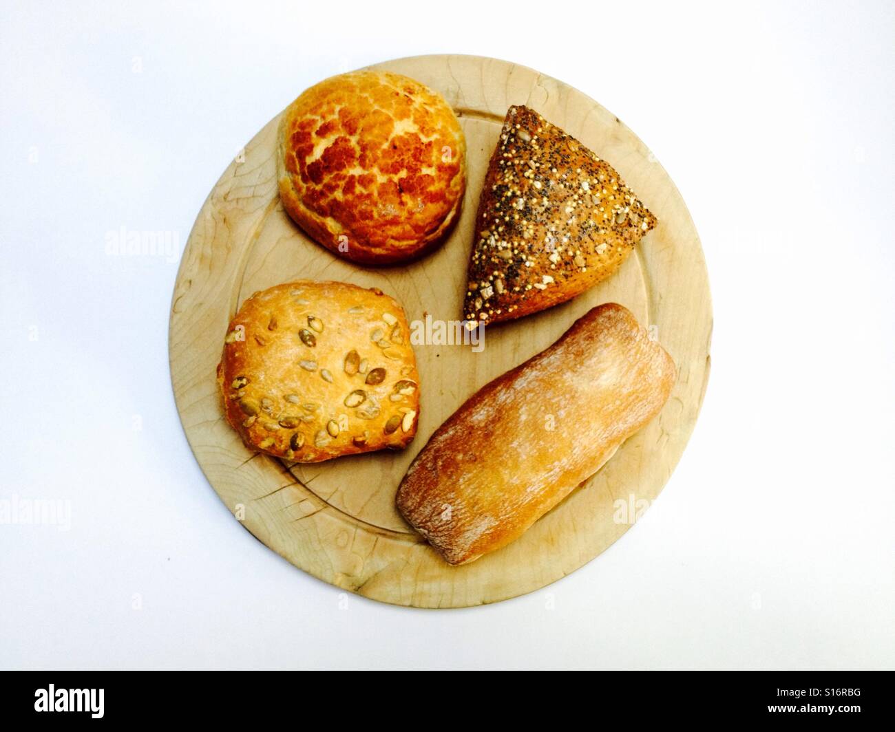 Auswahl an Brot Brötchen auf Steckbrett - Smartphone-aufgenommenes Stockfoto