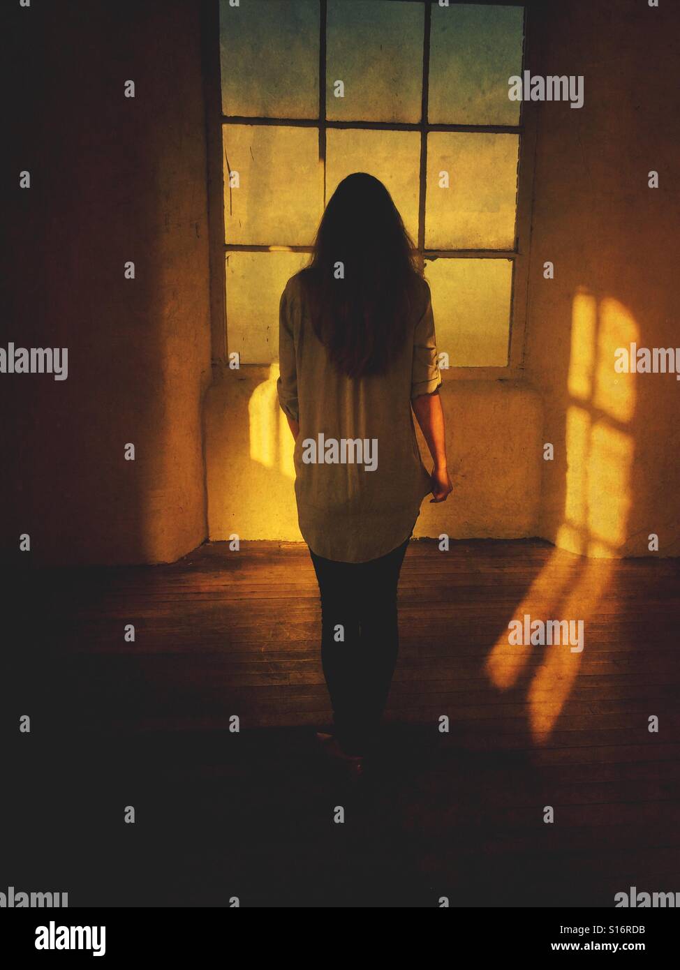 Rückansicht einer Frau am Fenster Stockfotografie Alamy